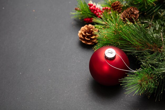 Xmas bauble glanzende rode kleur tegen grijze zwarte achtergrond hoge hoek