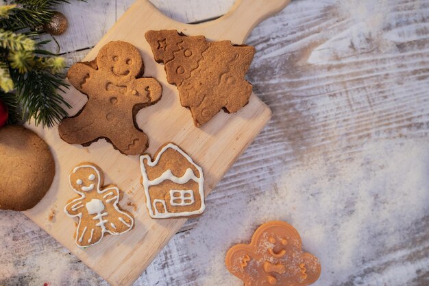 クリスマスと新年あけましておめでとうございますのクリスマスクッキー。自宅で装飾が施されたジンジャーブレッド。