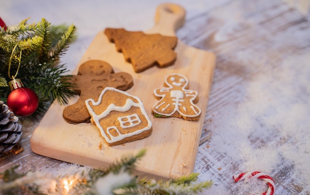 Xmas cookie voor kerstmis en gelukkig nieuwjaar. peperkoek met decoratie in huis.