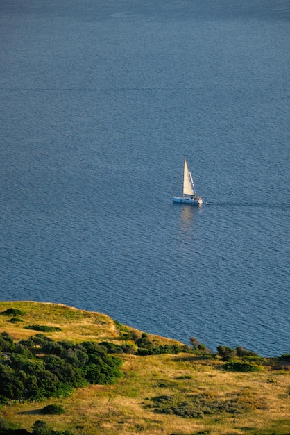 Яхта в эгейском море недалеко от острова милос остров милос греция