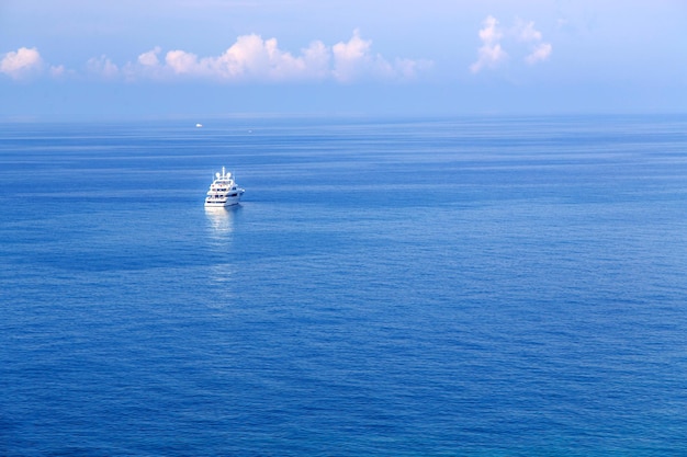 澄んだ海のヨットゲレンジークソスノフカビーチゲレンジーク黒海の海岸