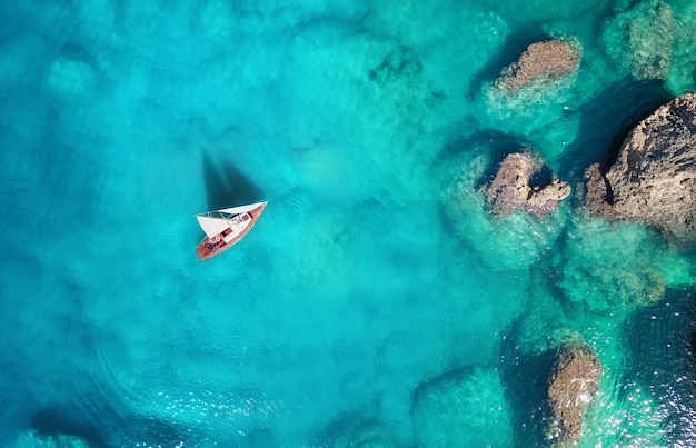 平面図から海のヨット 平面図からターコイズ ブルーの水の背景 空からの夏の海 旅行の概念とアイデア