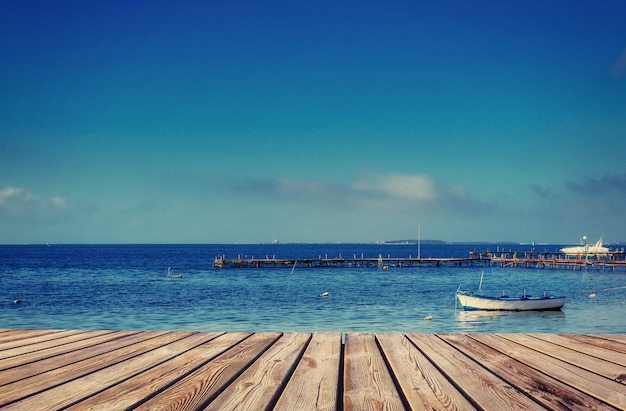 Yacht sul mare e cielo