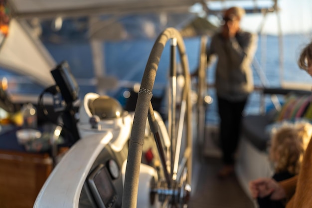 Yacht stuurwiel op een boot kapitein stuurt het schip met kleinkind in Australië