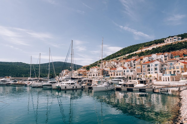 Gli yacht sono ormeggiati in fila al largo della costa di lustica bay montenegro