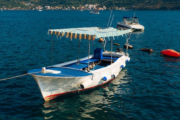 Photo yachts and boats in the adriatic sea