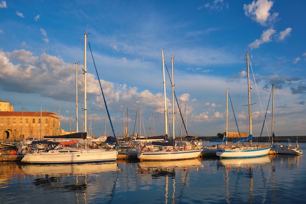 Photo yachts and boats in picturesque old port of chania, crete island. greece