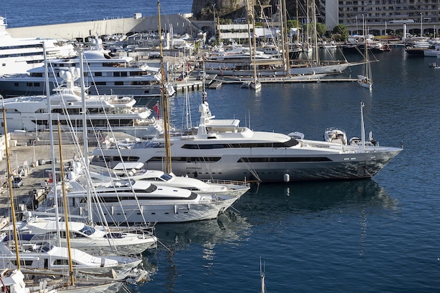 Яхты пришвартованы в гавани Монако на фоне пейзажа Монако