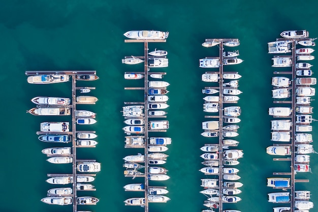 Photo yachts park at the bay