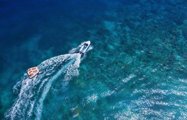 インドネシア バリ島の海のヨット 透明なターコイズに浮かぶ豪華な浮き船の空撮