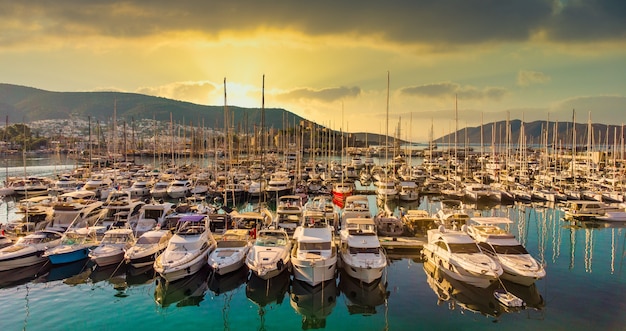 Photo yachts in sunset baysunset sea yachts in yacht port bodrum yachting sunset scene