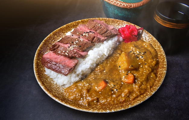 写真 ヤキ・ニク・カレ・ライスまたはカレー・ライスで焼いた日本風の牛肉