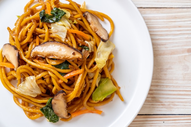 Spaghetti di yakisoba saltati in padella con verdure in stile asiatico - cibo vegano e vegetariano