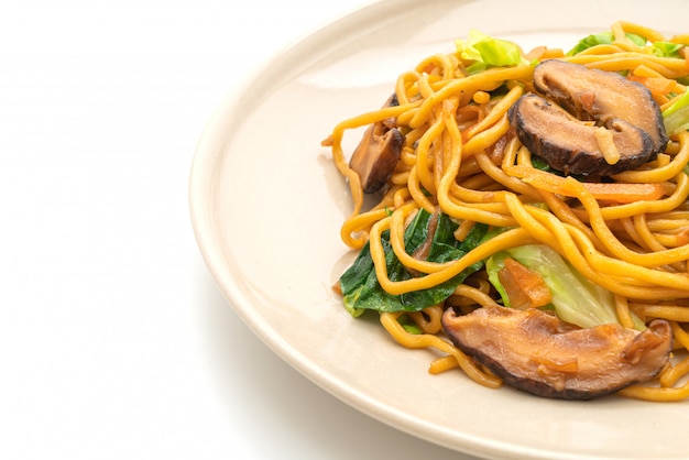 Spaghetti di yakisoba saltati in padella con verdure - cibo vegano e vegetariano