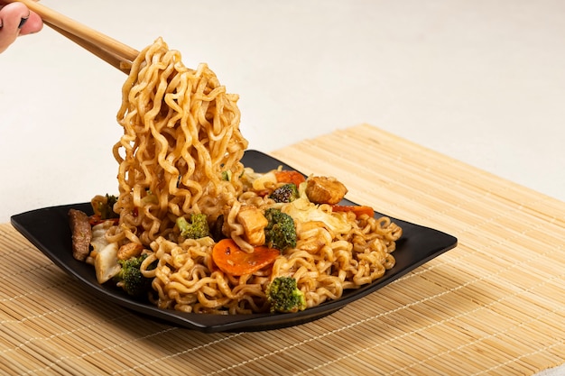 Photo yakisoba noodles yakisoba dish with meat chicken and vegetables
