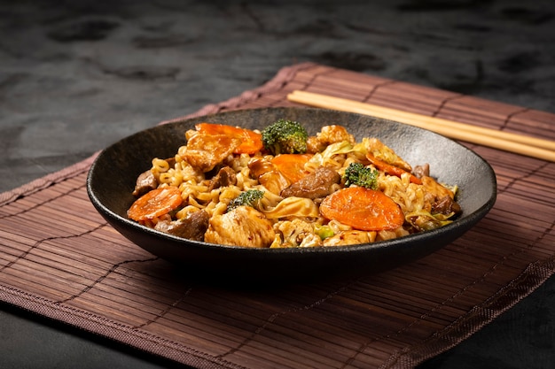 Tagliatelle yakisoba piatto yakisoba con carne pollo e verdure