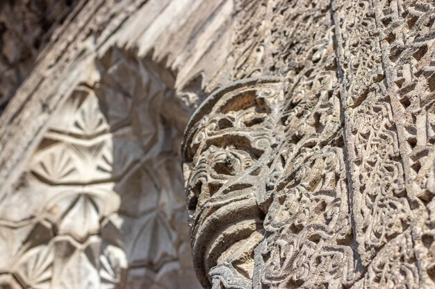 Yakutiye Madrasa, historische details van de Ilkhanid-steendecoratie. Erzurum, Turkije.