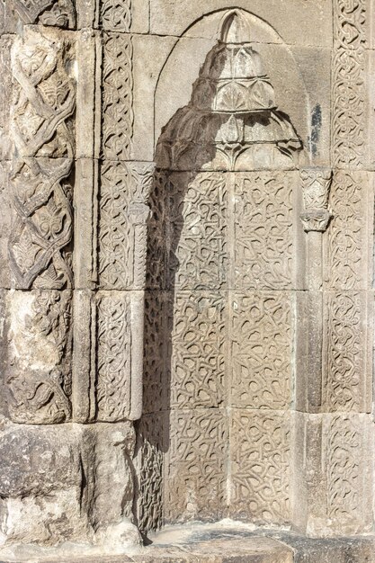 Yakutiye Madrasa, historische details van de Ilkhanid-steendecoratie. Erzurum, Turkije.