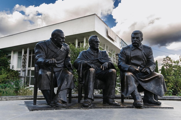 YALTA, RUSLAND - 2 SEPTEMBER 2021: Monument voor Stalin, Roosevelt en Churchill op het grondgebied van het Livadia-paleis op de Krim. Beeldhouwer Zurab Tsereteli, Rusland