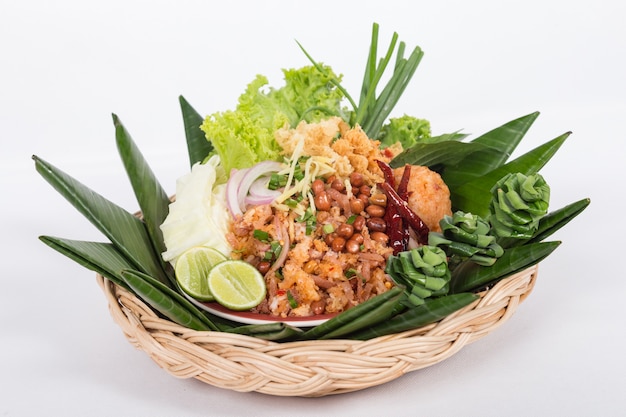 Yam Naem Khao Thot Recept. Pittige salade van krokante rijstkroketten, gefermenteerd varkensvlees,