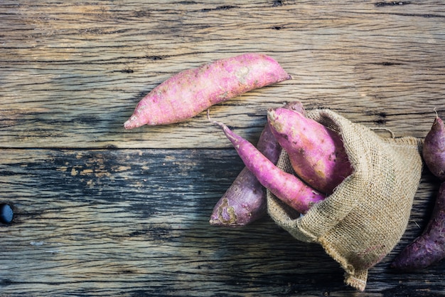 Yam op een houten tafel. Zoete aardappel is een groente die veel wordt gegeten in Azië.