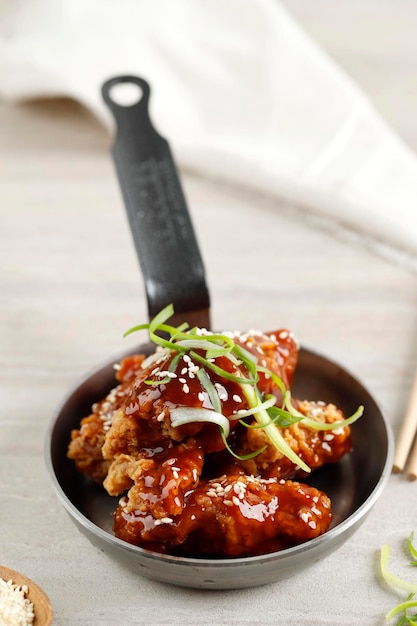 Yangnyeom Chicken Koreaanse stijl Swet and Sour Chicken met sesamzaad erop