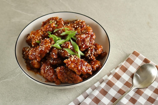 Yangnyeom Tongdak, Koreaanse Fried Chicken met Pittige Saus en Sesamzaad