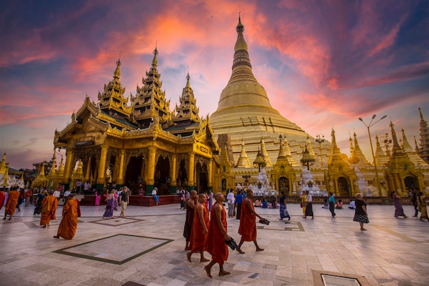 Yangon Myanmar 2018년 봄 Shwedagon Pagoda 아름다운 거대한 탑과 불교 승려와 관광객들이 걸어다니는