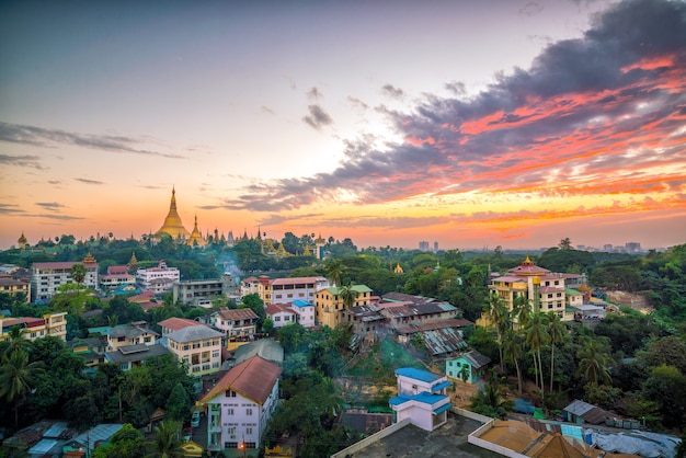 Foto lo skyline di yangon al crepuscolo con shwedagon pagoda in myanmar