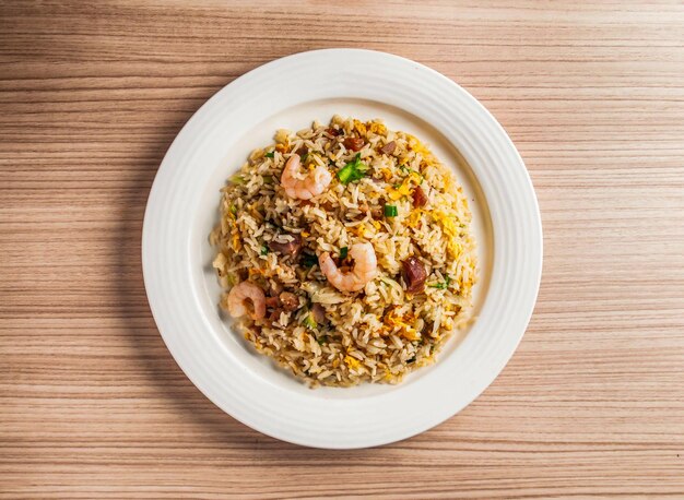 Photo yangzhou fried rice with shrimp prawn and eggs served in dish isolated on table top view of hong kong food