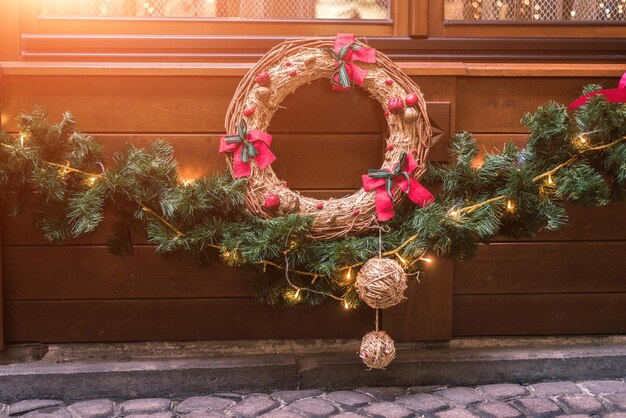 ドアに新年の木とクリスマスの飾りがある庭