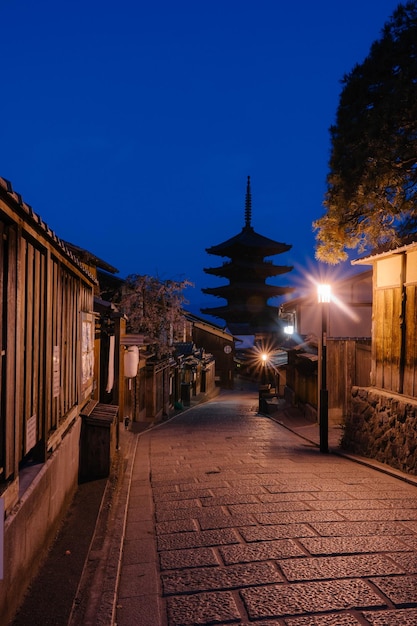 Foto yasaka pagoda e sannen zaka street gion kyoto in giappone