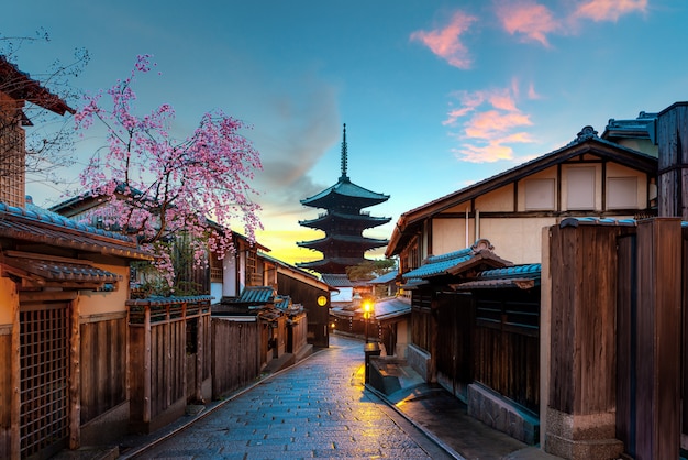 京都、朝の桜のある八坂寺塔と三年坂通り