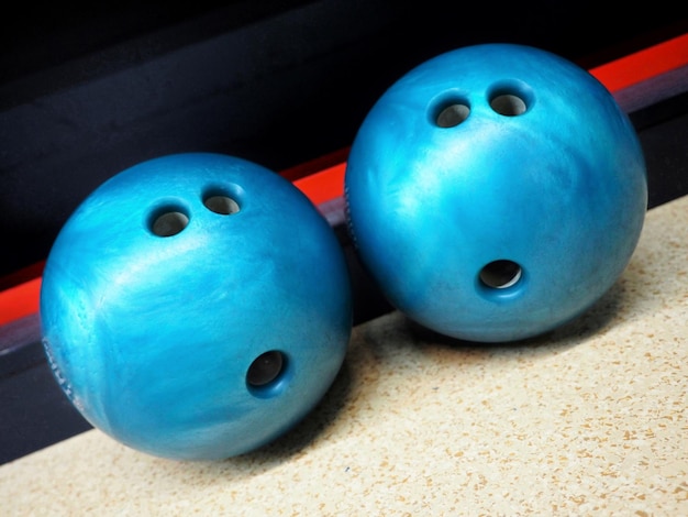 Foto voi palle da bowling isolate blu