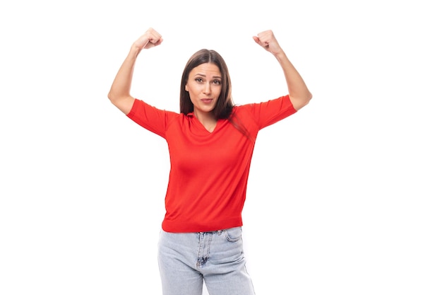 Photo year old caucasian woman with straight dark hair dressed in a red shirt is inspired by an idea on a