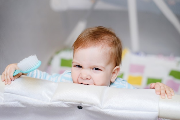 1歳の子供がアリーナに座っています