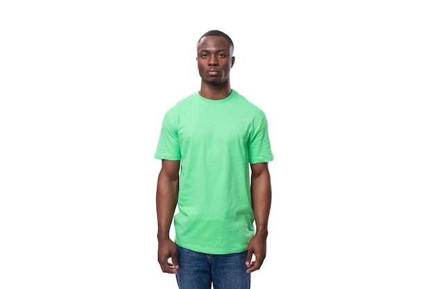 Photo a yearold american man dressed in a light green basic tshirt looks thoughtfully into the camera