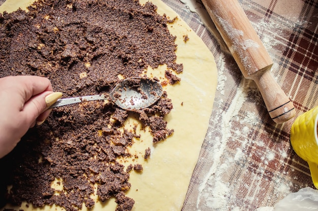 Pasta lievitata sul tavolo cottura al forno messa a fuoco selettiva