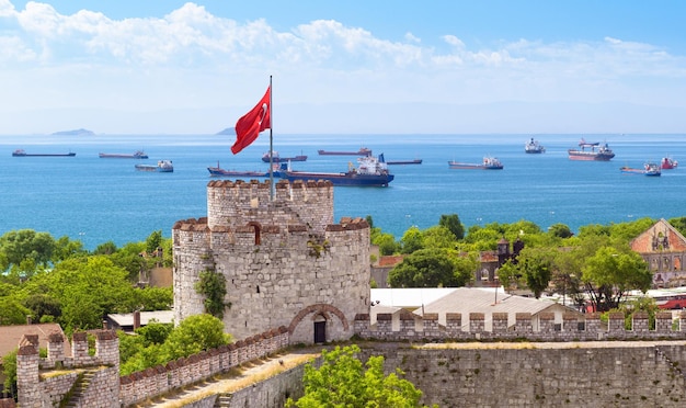 Yedikule Fortress met uitzicht op zee vanaf met schepen Istanbul Turkije