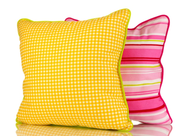 Фото Желтые и розовые яркие подушки изолированы на белом