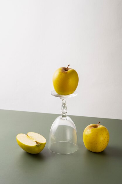 Photo yellow apple on glass foot