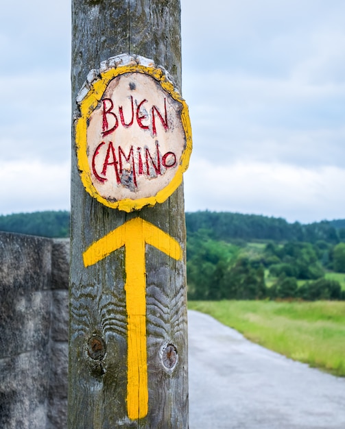 Freccia gialla, segno per i pellegrini sul camino de santiago in spagna, cammino di santiago