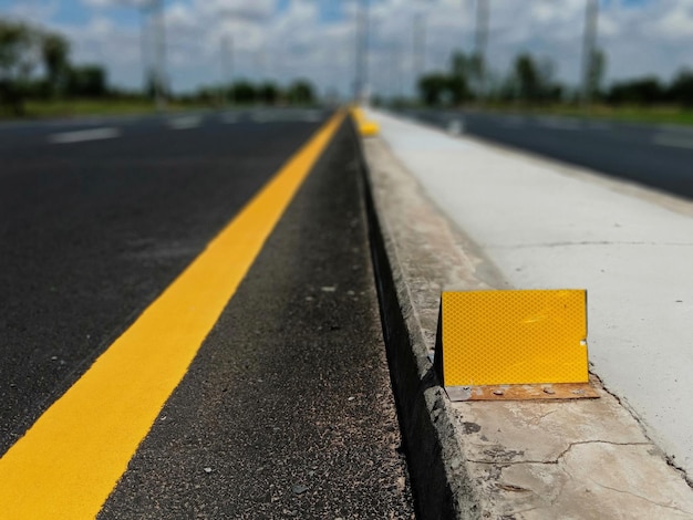 Foto simbolo della freccia gialla sulla strada in città