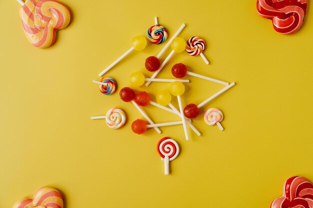 Foto uno sfondo giallo con un orologio che dice caramelle su di esso