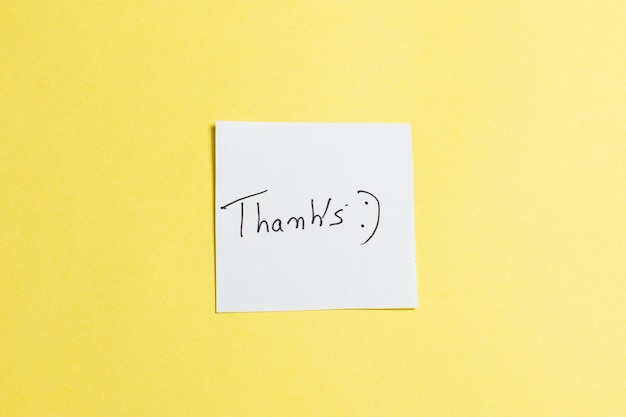THANKSと書かれた白い紙が付いた黄色い背景