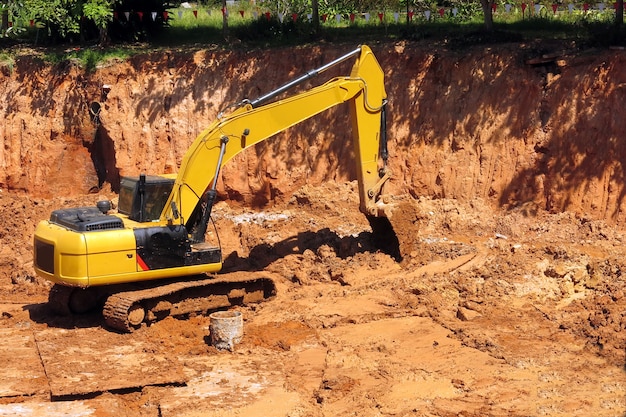 Foto una terna gialla sta lavorando nel cantiere