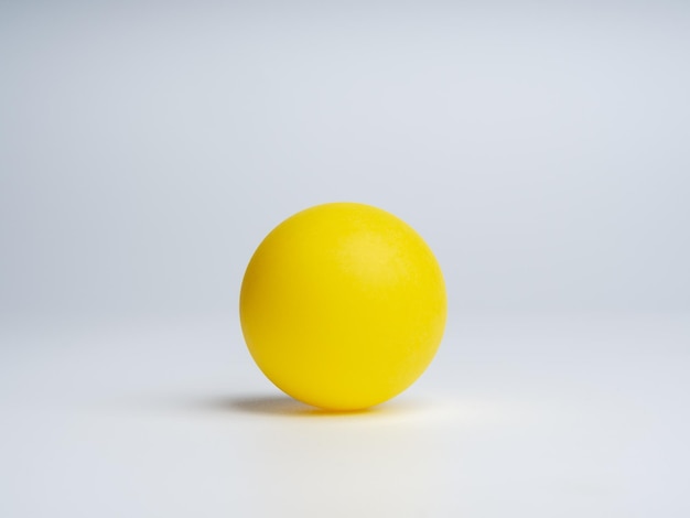 写真 ロゴテンプレートアイコン背景写真スタジオショットのためのスペースで白い背景に分離された黄色のボール地面に影のあるきれいな黄色の円球