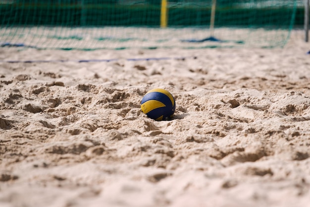 Photo yellow ball on sand