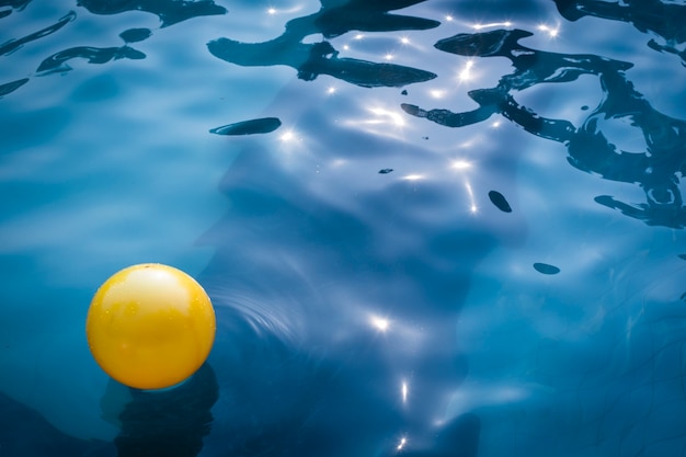 Photo yellow balloon in swimming pool