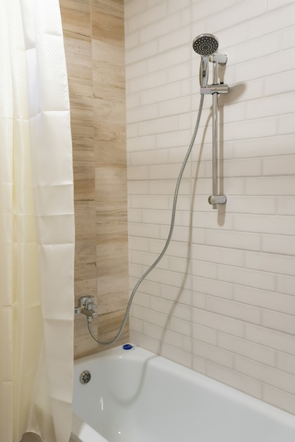 Photo yellow bathroom with bathtub and shower